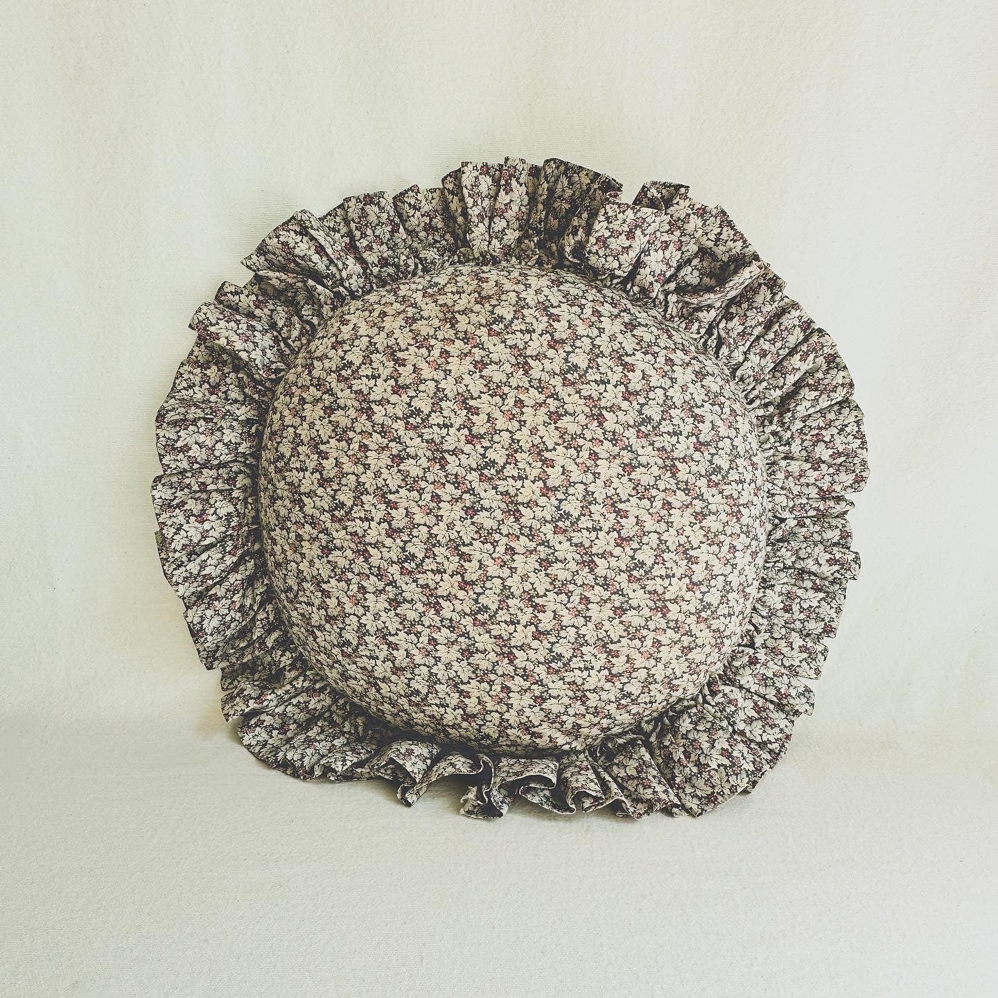 Round 80s Pillow