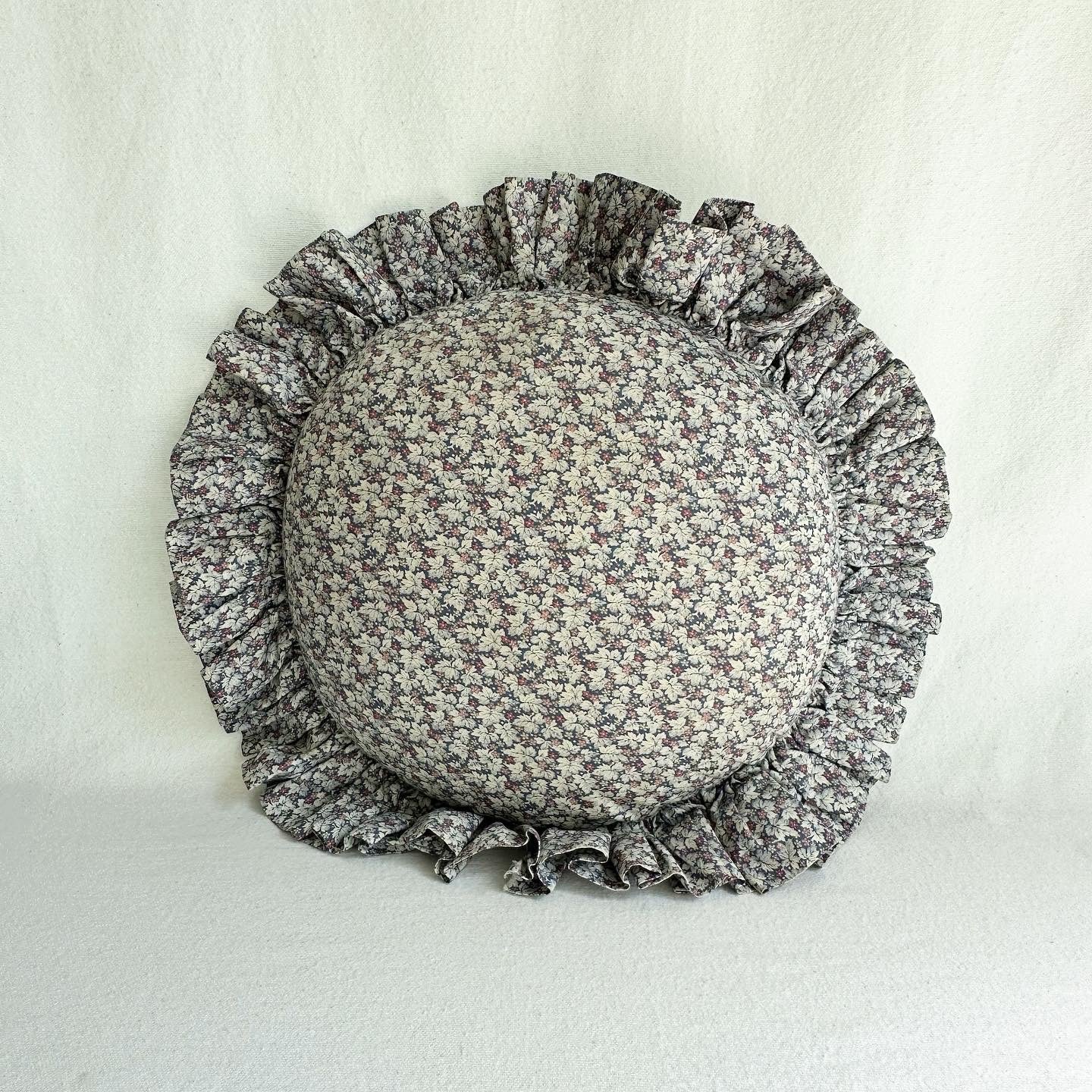 Round 80s Pillow