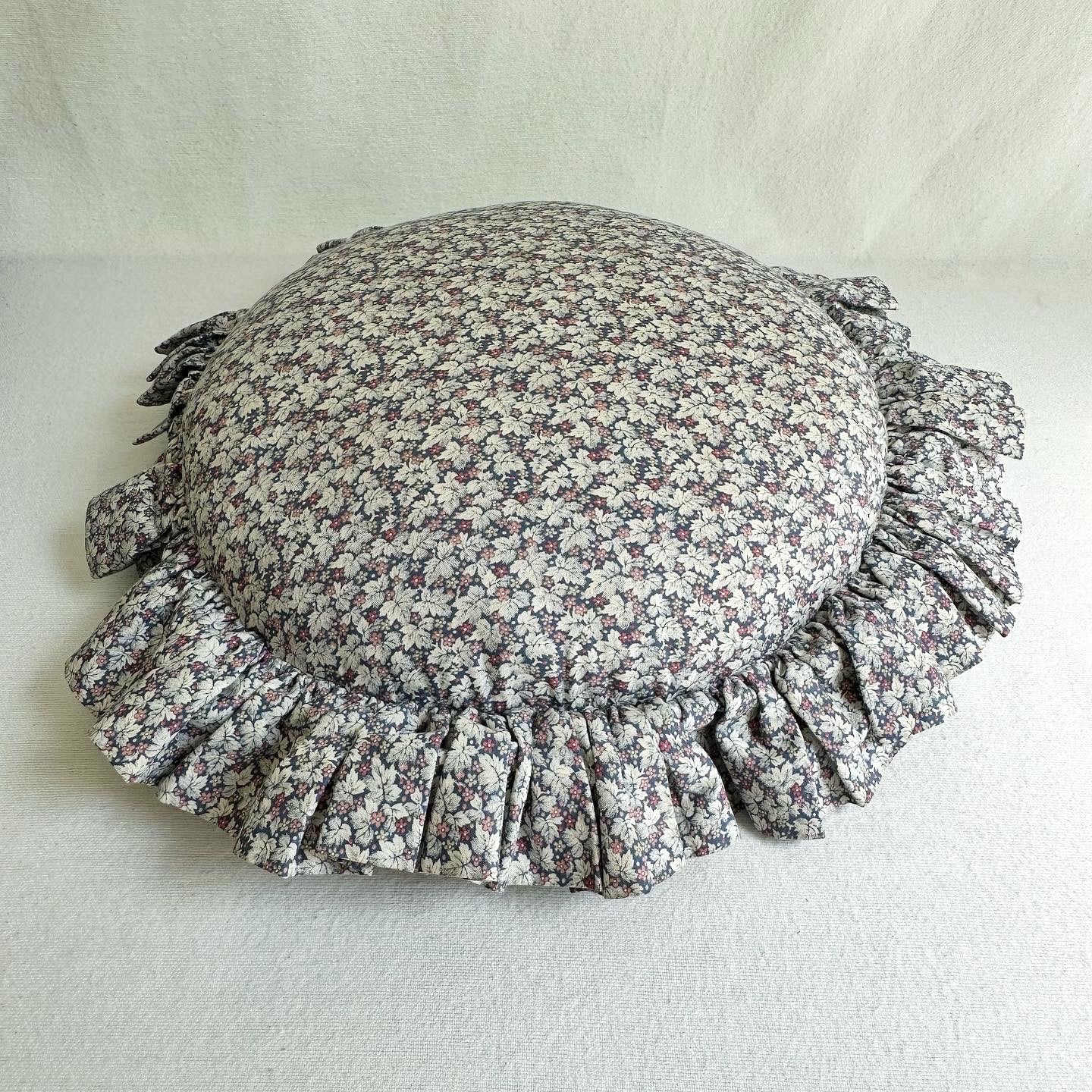 Round 80s Pillow